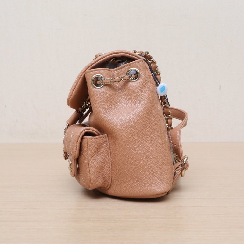 CHANEL Duma抽繩口蓋雙肩包雙口袋奶茶色荔枝牛皮晶片開淺金扣肩背包-4