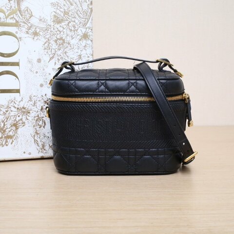 DIOR DiortravelVanity化妝包小號18.5黑色羊皮金扣2021藤格紋肩背包