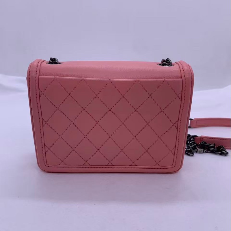 Chanel/香奈兒 粉色18開,做舊銀扣,鏈條肩帶,菱格紋,容量日常夠用-1