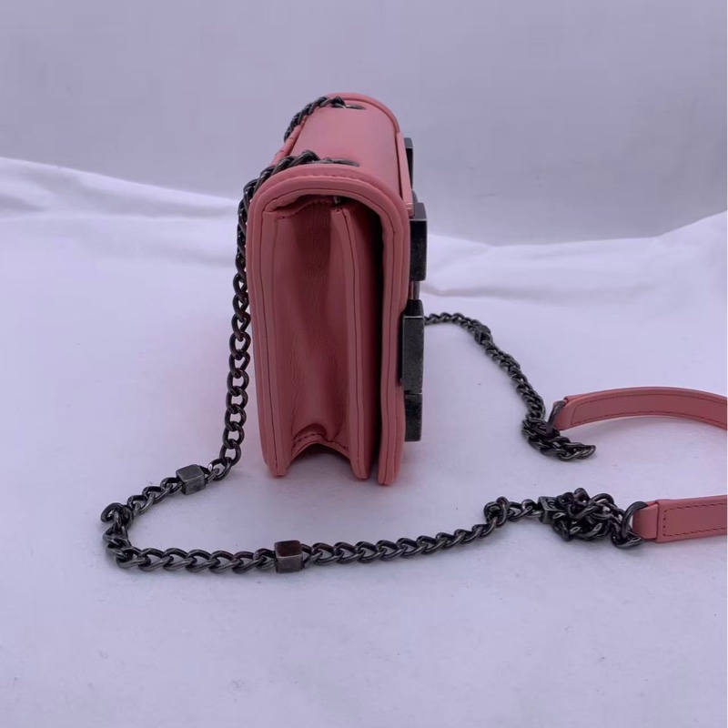 Chanel/香奈兒 粉色18開,做舊銀扣,鏈條肩帶,菱格紋,容量日常夠用-4