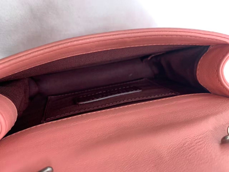 Chanel/香奈兒 粉色18開,做舊銀扣,鏈條肩帶,菱格紋,容量日常夠用-5