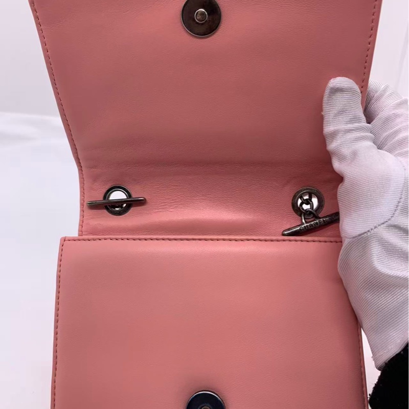 Chanel/香奈兒 粉色18開,做舊銀扣,鏈條肩帶,菱格紋,容量日常夠用-6