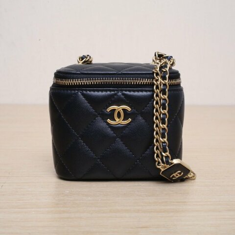 CHANEL 22B方盒子化妝包帶鏡子10黑色羊皮鐳射標金扣方糖鏈條肩背包