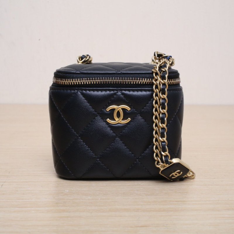 CHANEL 22B方盒子化妝包帶鏡子10黑色羊皮鐳射標金扣方糖鏈條肩背包-0