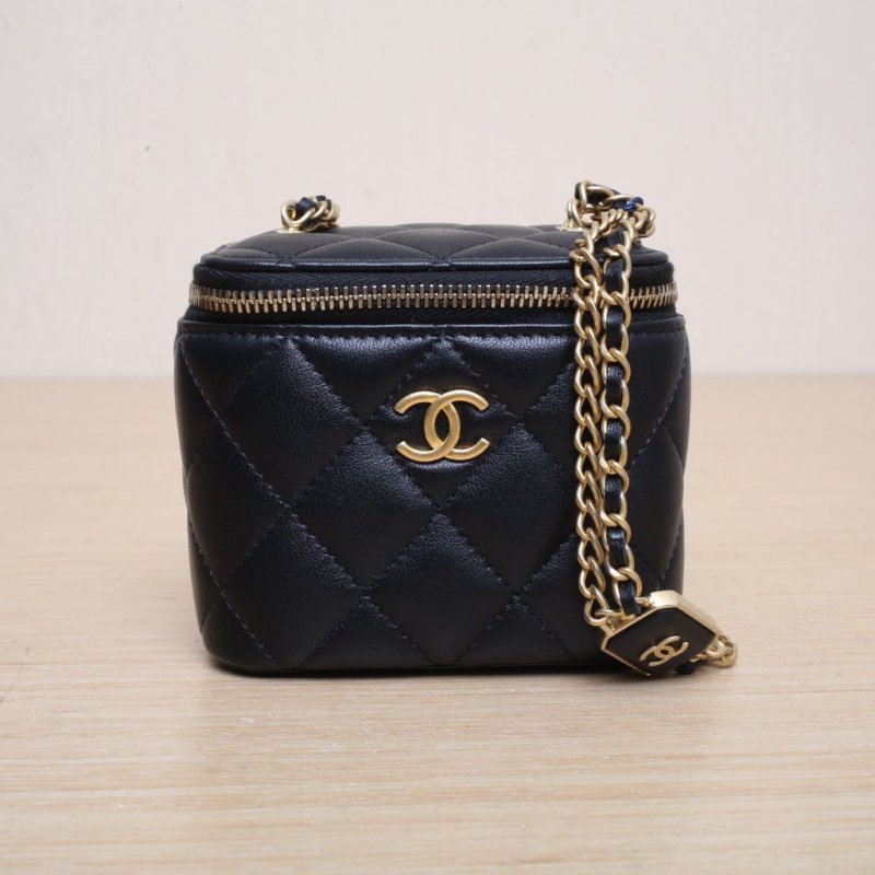CHANEL 22B方盒子化妝包帶鏡子10黑色羊皮鐳射標金扣方糖鏈條肩背包-1