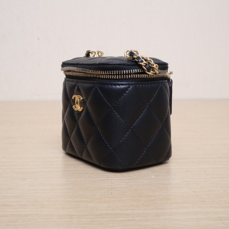 CHANEL 22B方盒子化妝包帶鏡子10黑色羊皮鐳射標金扣方糖鏈條肩背包-3