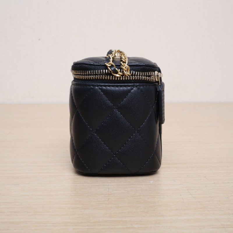 CHANEL 22B方盒子化妝包帶鏡子10黑色羊皮鐳射標金扣方糖鏈條肩背包-4