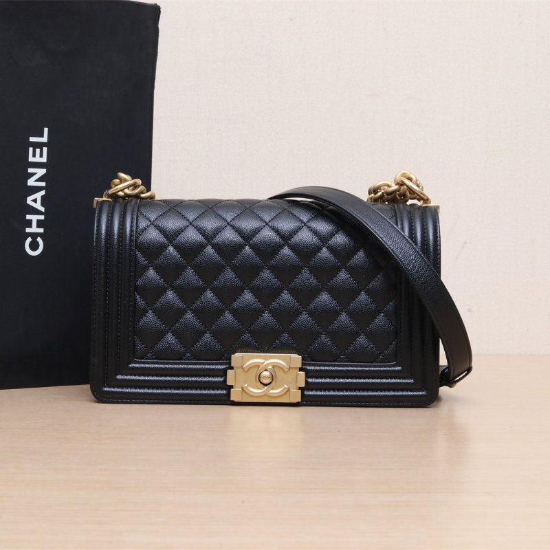 CHANEL Leboy中號25黑色荔枝牛皮晶片開金扣菱格紋肩背包-0