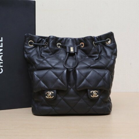 CHANEL 23B無蓋雙口袋抽繩雙肩包黑色牛皮晶片開淺金扣肩背包