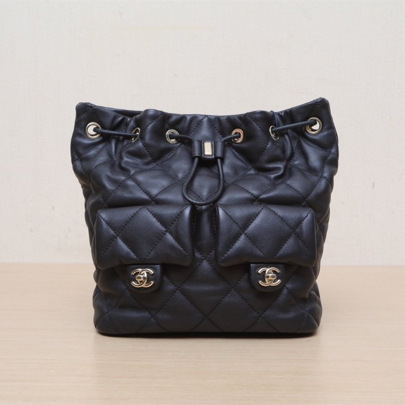 CHANEL 23B無蓋雙口袋抽繩雙肩包黑色牛皮晶片開淺金扣肩背包-1