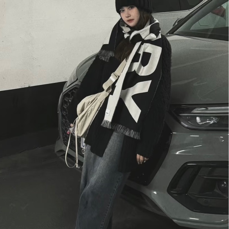 Burberry 字母雙色羊毛圍巾(黑白)-2