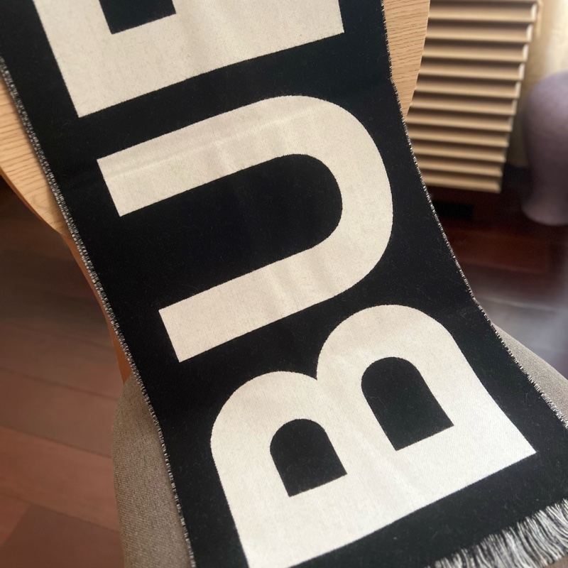 Burberry 字母雙色羊毛圍巾(黑白)-12
