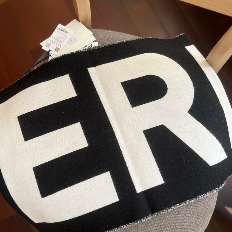 Burberry 字母雙色羊毛圍巾(黑白)-13