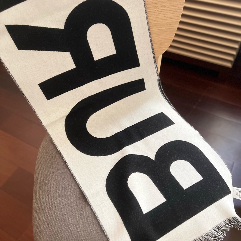 Burberry 字母雙色羊毛圍巾(黑白)-14