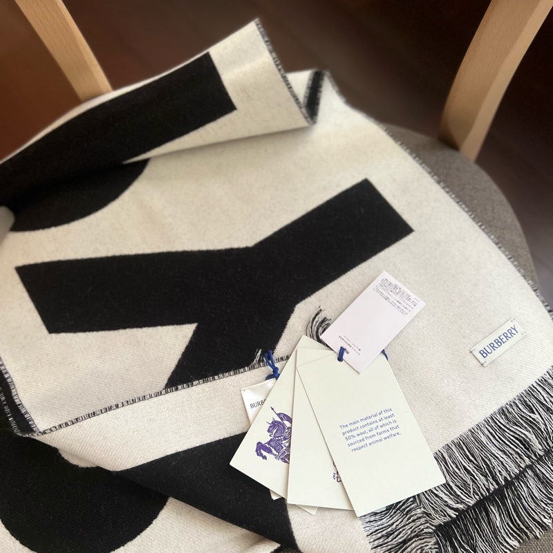 Burberry 字母雙色羊毛圍巾(黑白)-16