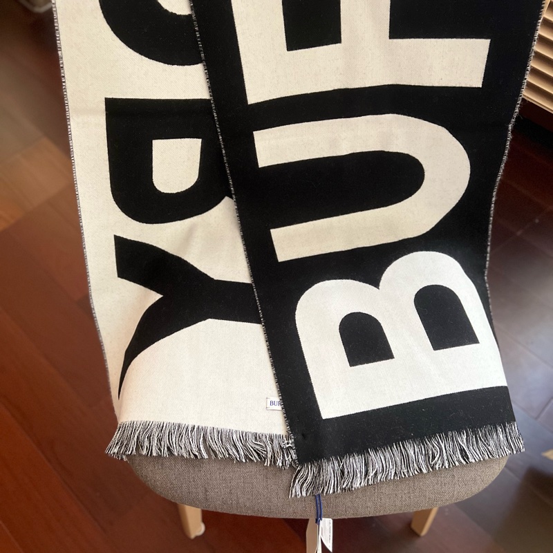 Burberry 字母雙色羊毛圍巾(黑白)-17