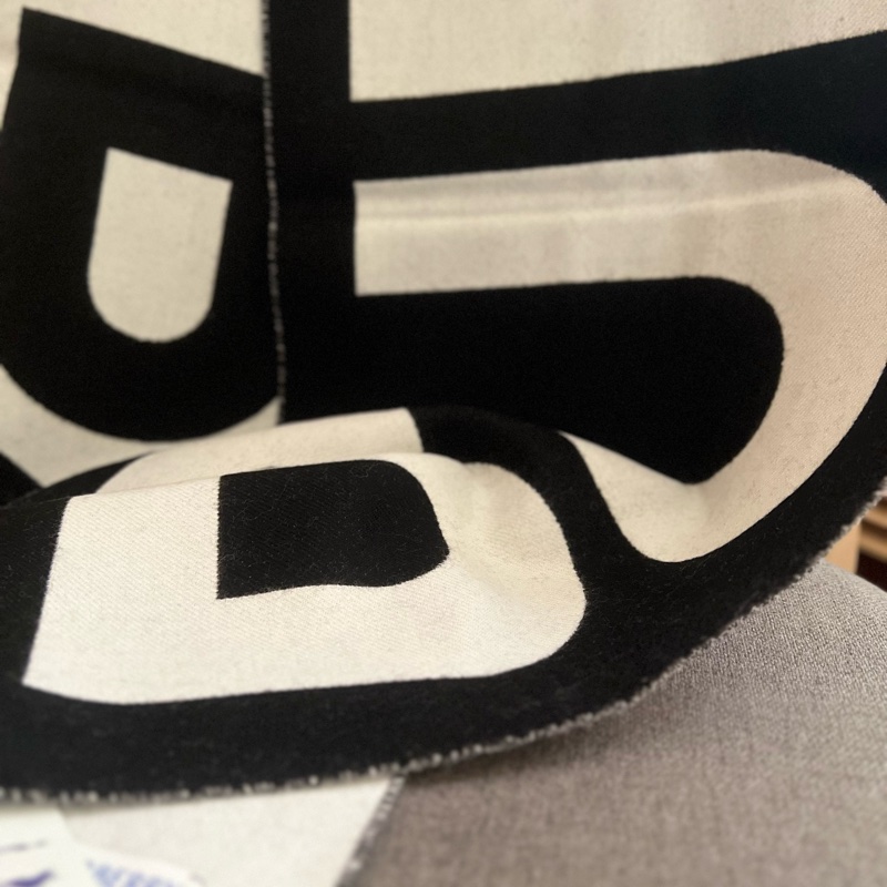 Burberry 字母雙色羊毛圍巾(黑白)-19