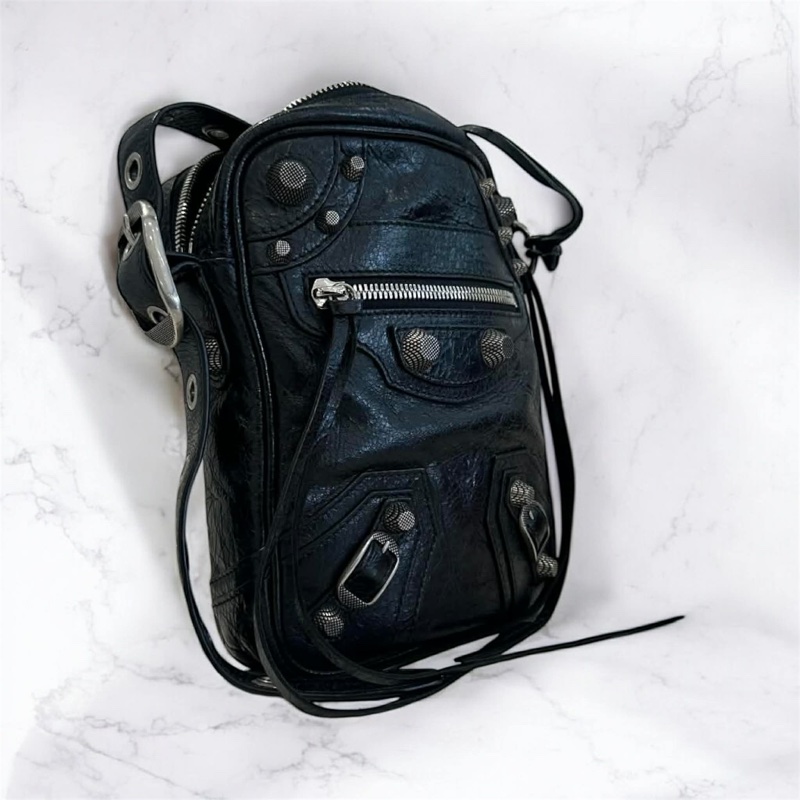 BALENCIAGA 羊皮 LECAGOLE 銀釦拉鍊斜背包-1