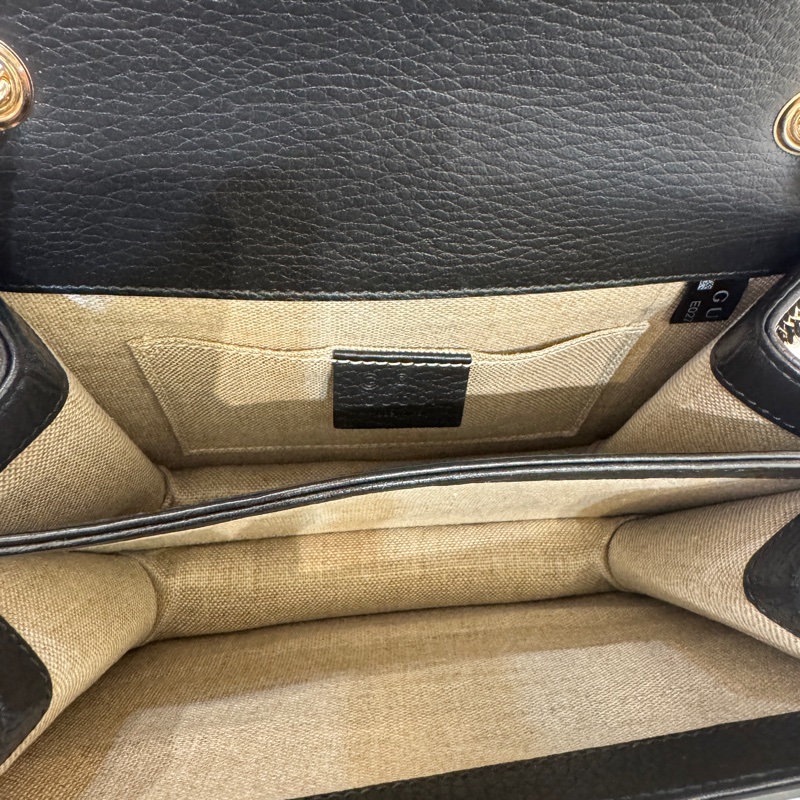 Gucci黑牛皮 Interlocking G掀蓋包-9
