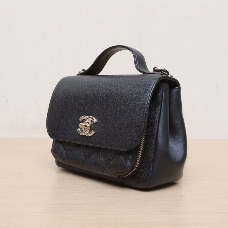 CHANEL BusinessAffinity口蓋郵差包配手柄小號19黑色荔枝牛皮23開金扣光面皮手柄肩背包-4