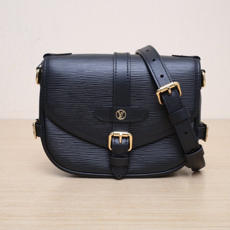 LOUIS VUITTON 黑色EPI水波紋牛皮晶片Saumur雙子星小號20水波紋肩背包-1