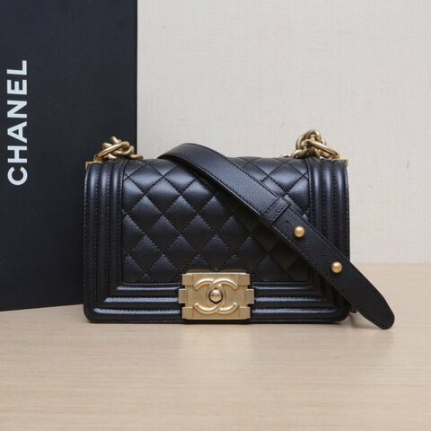 CHANEL Leboy小號20.5黑色荔枝牛皮晶片開金扣菱格紋肩背包