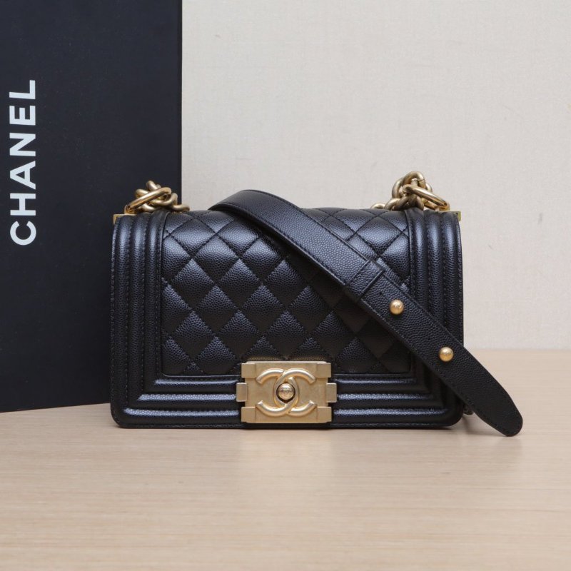 CHANEL Leboy小號20.5黑色荔枝牛皮晶片開金扣菱格紋肩背包-0