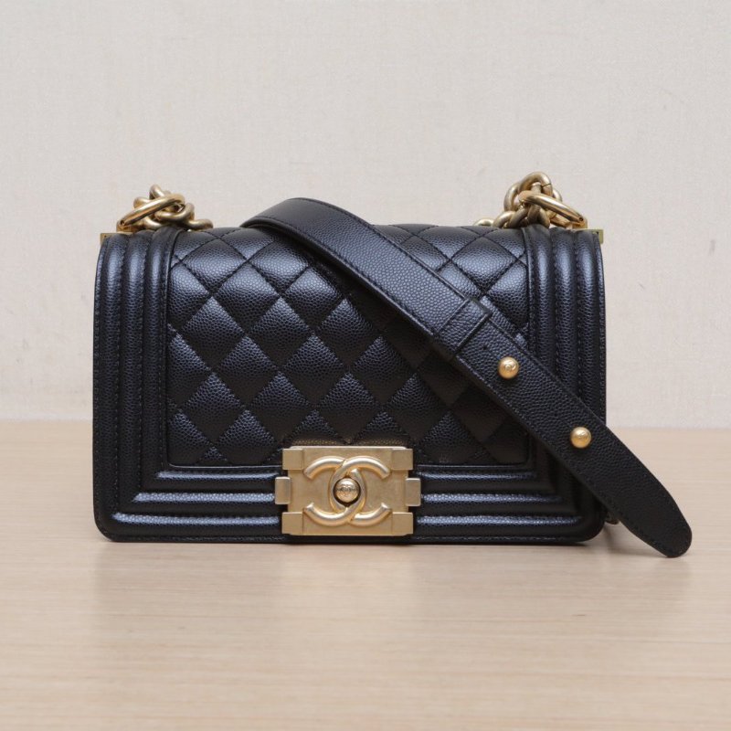 CHANEL Leboy小號20.5黑色荔枝牛皮晶片開金扣菱格紋肩背包-1