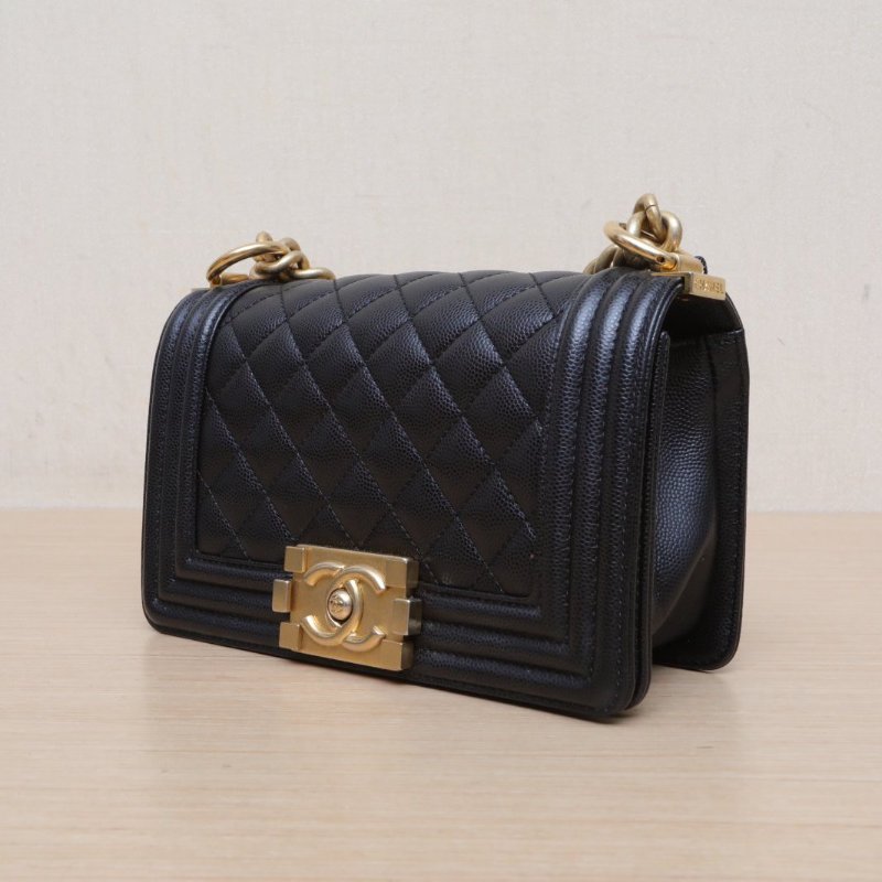 CHANEL Leboy小號20.5黑色荔枝牛皮晶片開金扣菱格紋肩背包-3