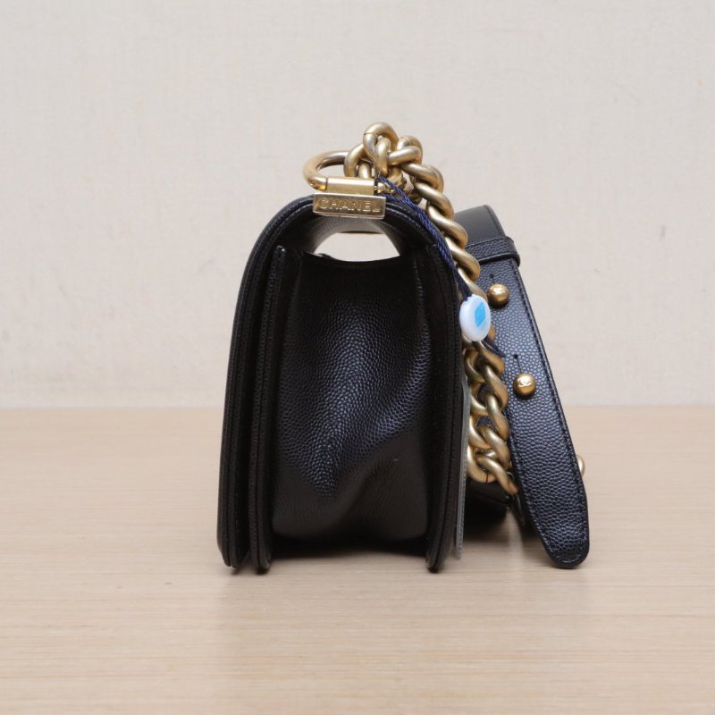 CHANEL Leboy小號20.5黑色荔枝牛皮晶片開金扣菱格紋肩背包-4
