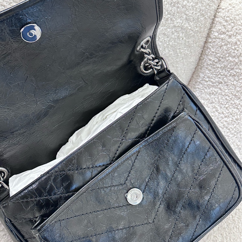 【全❤️🆕】SAINT LAURENT YSL Niki 黑鏈黑標Logo復古褶皺 流浪包斜挎單肩包 中號 黑色-4
