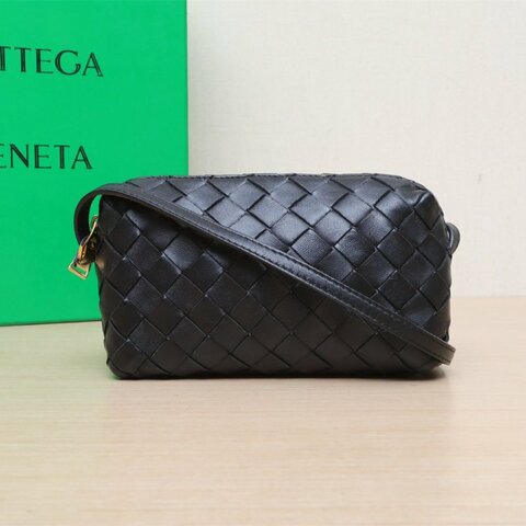 BOTTEGA VENETA Loop相機包迷你黑色羊皮金扣肩背包