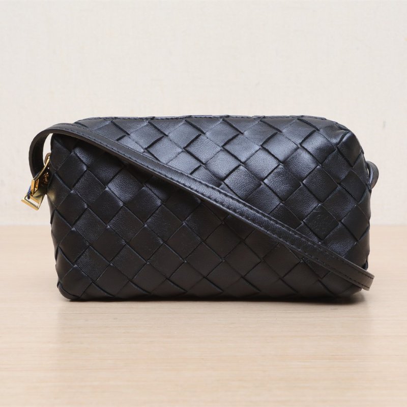 BOTTEGA VENETA Loop相機包迷你黑色羊皮金扣肩背包-1