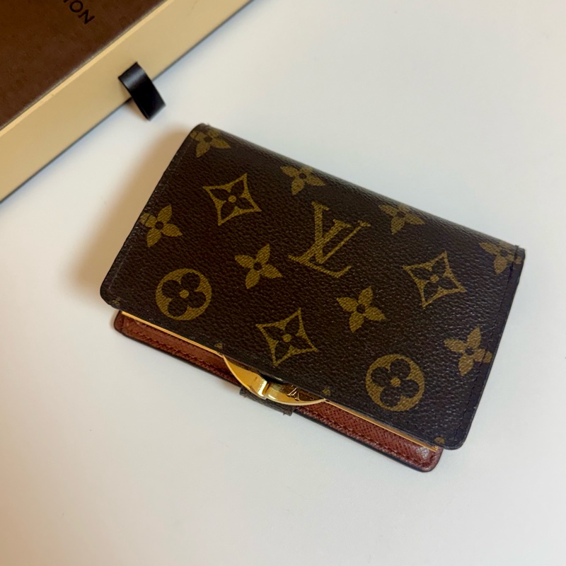 ✔️LV Louis Vuitton 路易威登 Monogram M61674 蝴蝶釦中夾-1