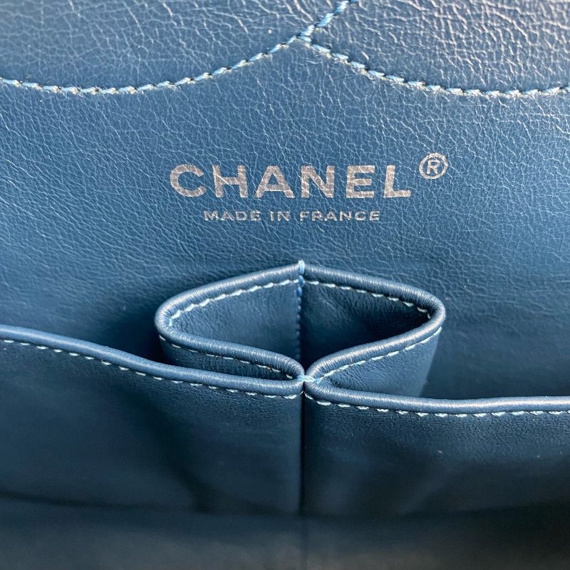 △ Chanel 香奈兒 2.55 Navy Enamel Silver Tone Metal Classic Double Flap Chain Shoulder Bag A37590 No.15 2.55深藍色漆皮銀色金屬鎖鏈肩背袋No.15 - 257022425-22