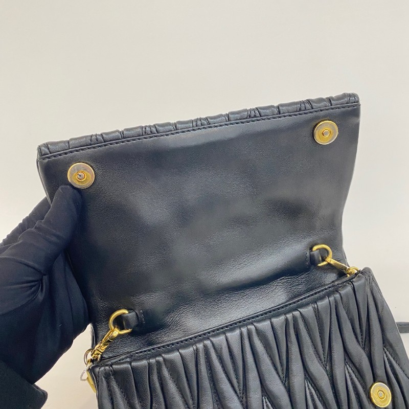 MiuMiu/繆繆黑金羊皮皺褶鏈條woc單肩斜挎包-6