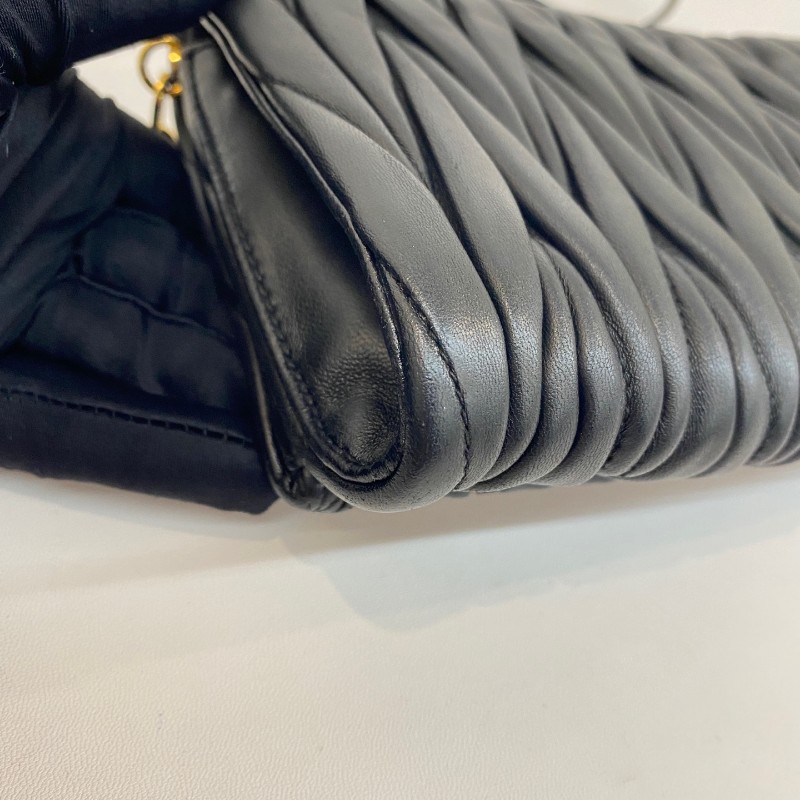 MiuMiu/繆繆黑金羊皮皺褶鏈條woc單肩斜挎包-14