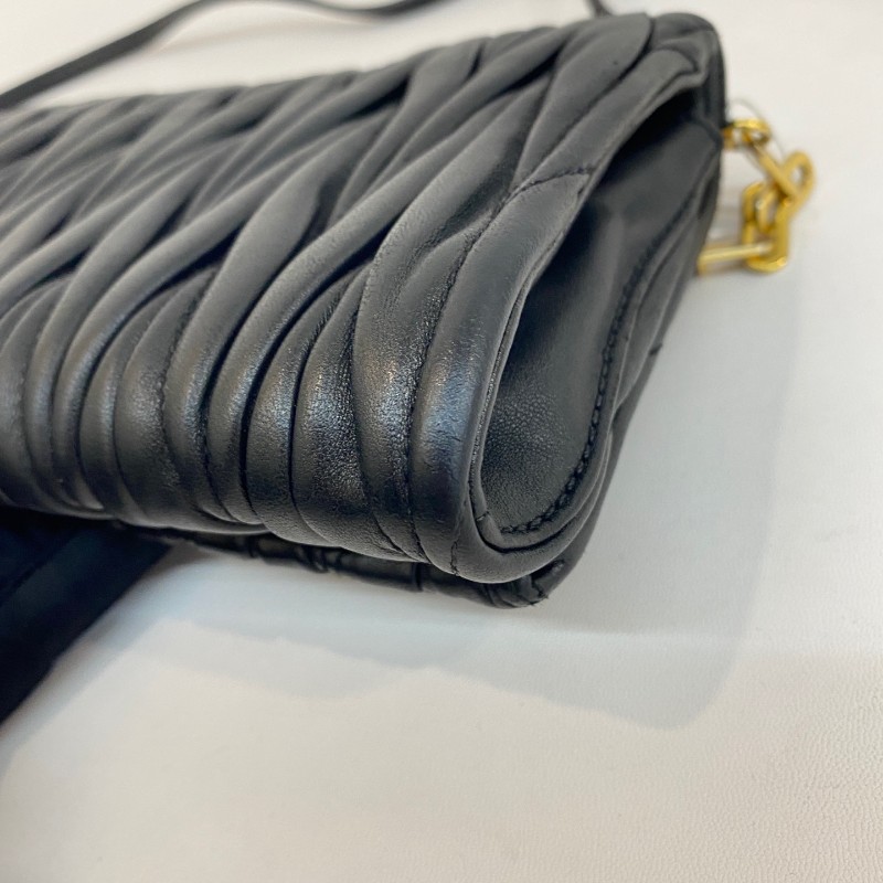 MiuMiu/繆繆黑金羊皮皺褶鏈條woc單肩斜挎包-15