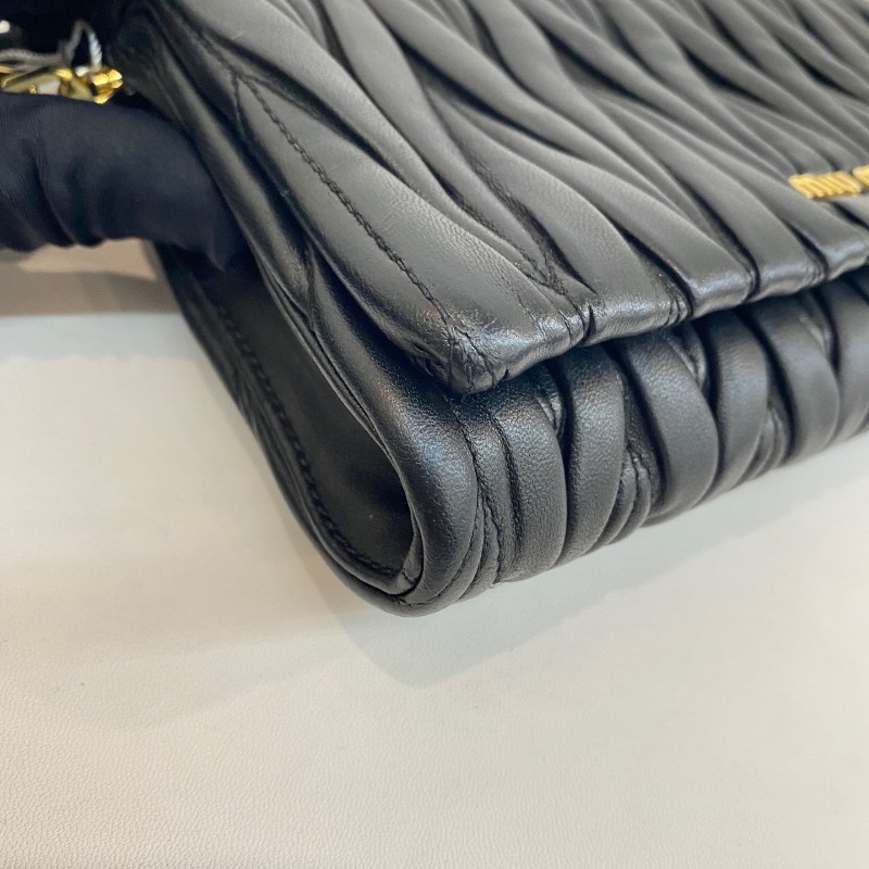 MiuMiu/繆繆黑金羊皮皺褶鏈條woc單肩斜挎包-17