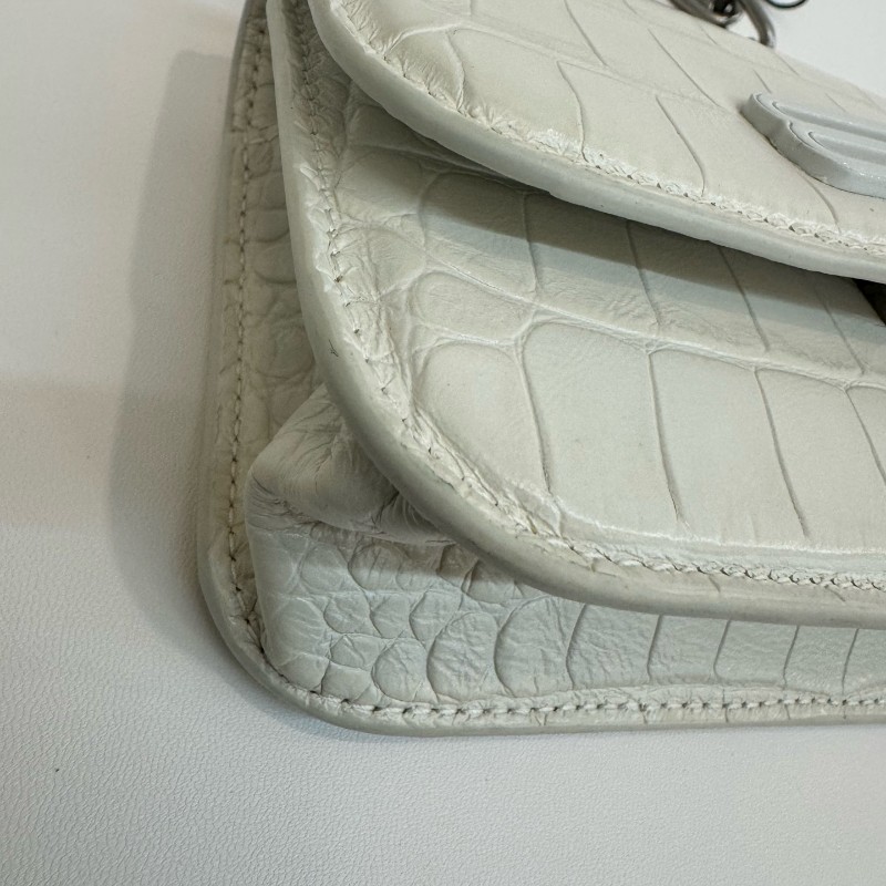 Balenciaga/巴黎世家Gossip白色雙B鱷魚壓紋小牛皮相機包斜挎單肩包-9