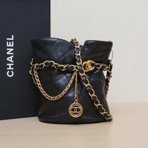 CHANEL 香奈兒季節款23S抽繩福袋水桶包黑色羊皮晶片開金扣菱格紋金幣皮穿鏈肩背包