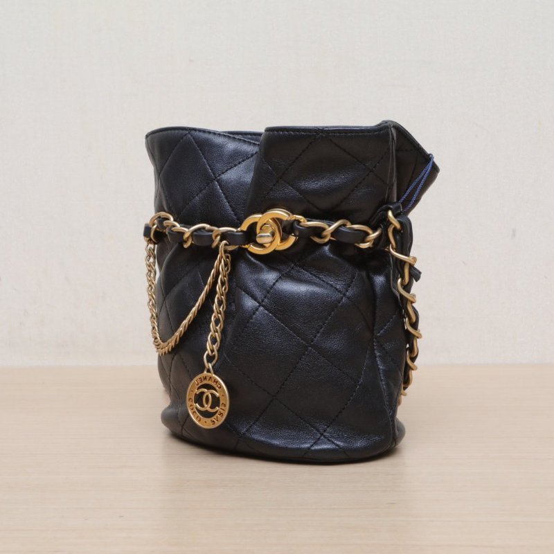 CHANEL 香奈兒季節款23S抽繩福袋水桶包黑色羊皮晶片開金扣菱格紋金幣皮穿鏈肩背包-3