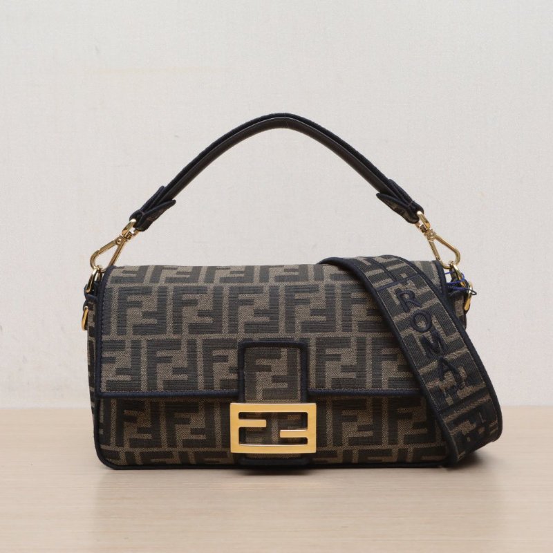 FENDI Baguette法棍包中號老花帆布金扣肩背包-1