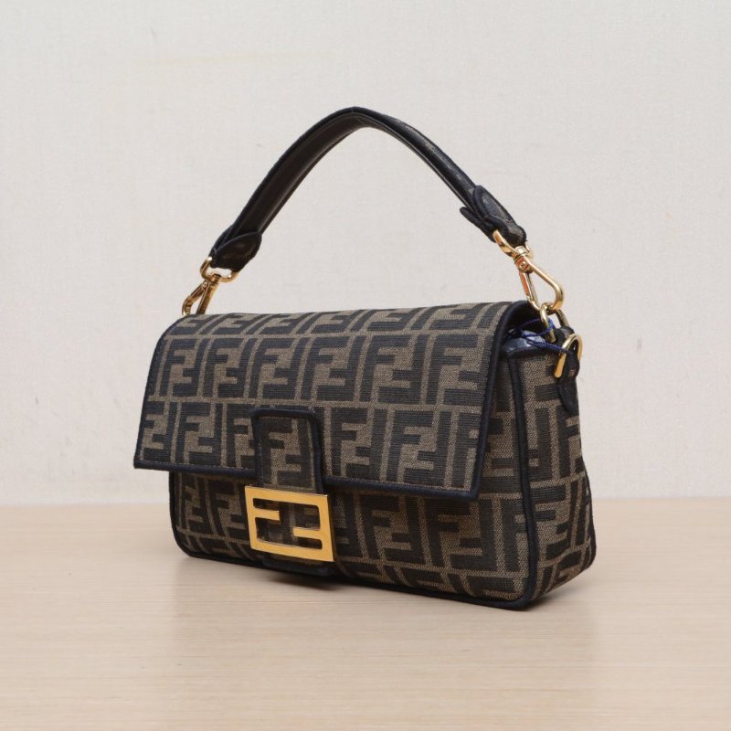 FENDI Baguette法棍包中號老花帆布金扣肩背包-4