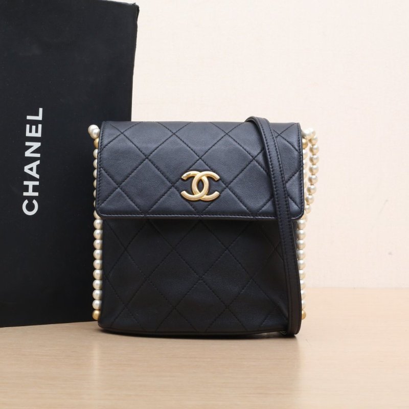 CHANEL 21CHOBO小流浪珍珠鏈條黑色牛皮31開金扣肩背包-0