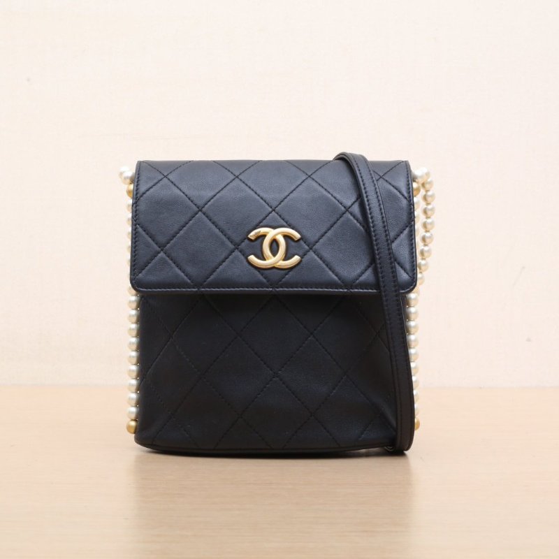 CHANEL 21CHOBO小流浪珍珠鏈條黑色牛皮31開金扣肩背包-1