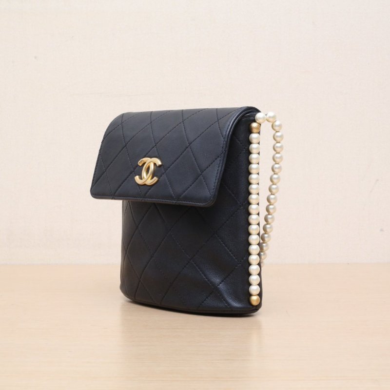 CHANEL 21CHOBO小流浪珍珠鏈條黑色牛皮31開金扣肩背包-3