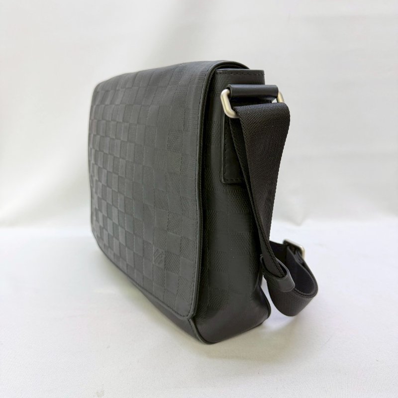 LV DISTRICT PM棋盤壓紋斜背包-2