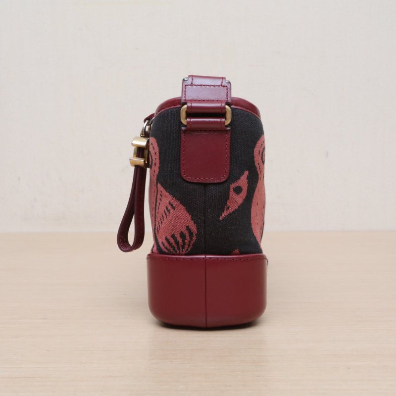 CHANEL GABRIELLE流浪小號20紅色牛皮/帆布24開金銀扣貓頭鷹印花帆布肩背包-4