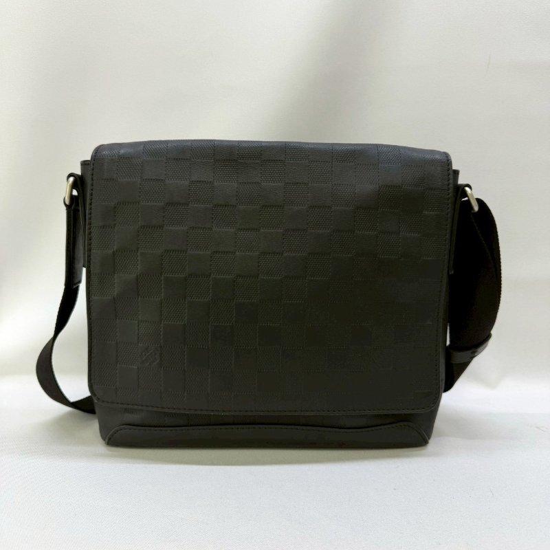 LV DISTRICT PM棋盤壓紋斜背包-0